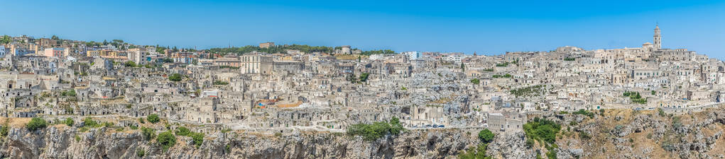 典型的石头 Sassi di Matera 和马泰拉教科文组织欧洲资本的文化 2019年在蓝蓝的天空下教会的全景。巴西利卡塔