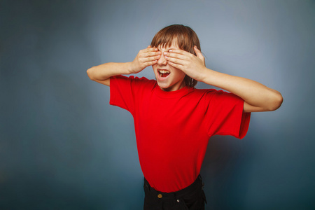 男孩少年穿着一件红色的衬衫欧洲外观闭上眼睛与