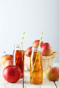 瓶苹果汁和苹果