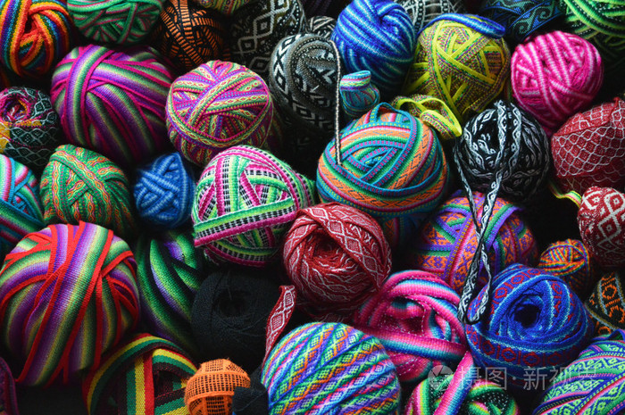 篮子在市场上的彩色毛线球