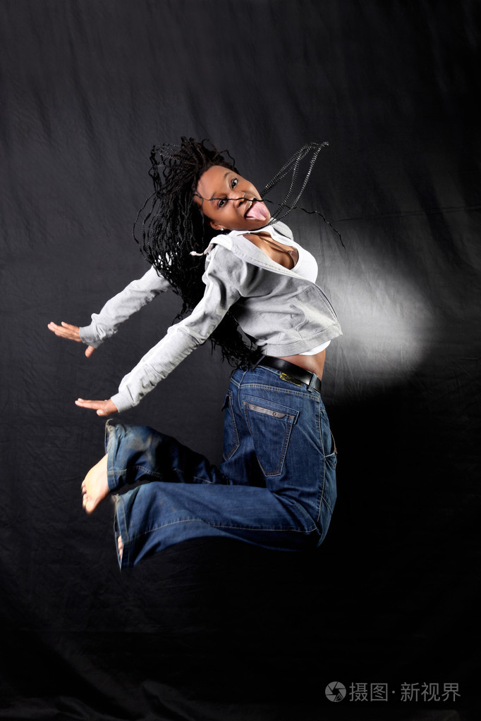 美国黑人舞者在跳转