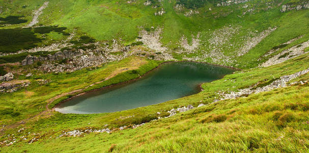 在山区的矶谷山下湖的全景照片图片