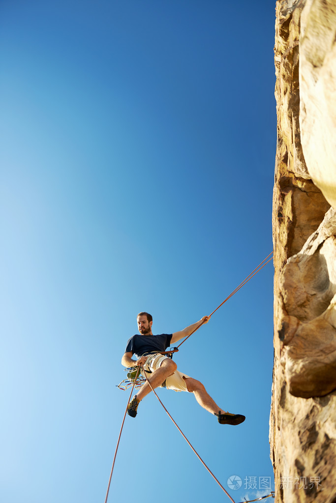 rockclimber走下陡峭的山