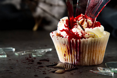 加血在万圣节蛋糕加血奶油和玻璃.一个美味的生日蛋糕照片