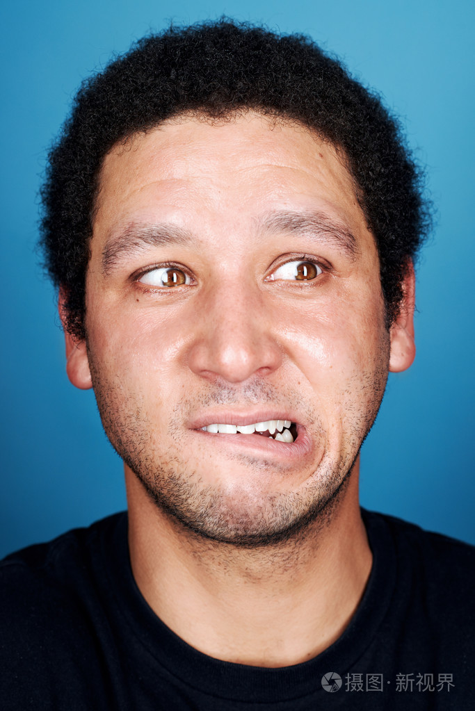 真正有趣的脸的男人