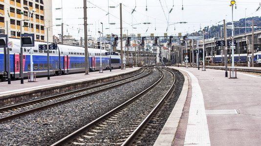 好，法国，在 2015 年 3 月 10 日。在市车站月台火车费用