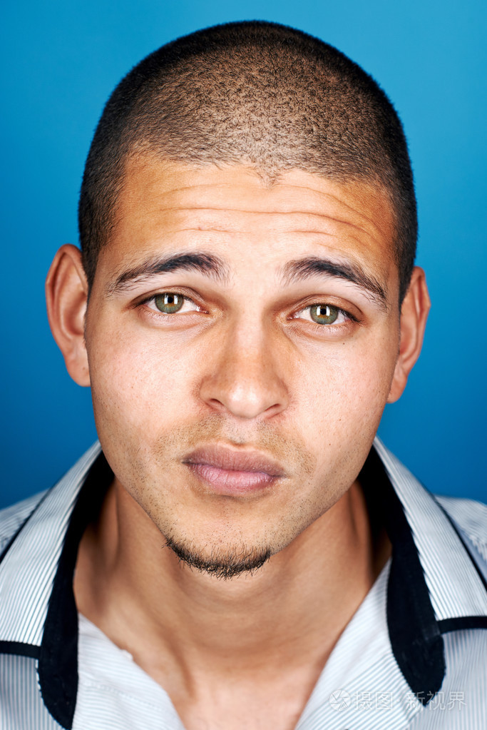 真正有趣的脸的男人