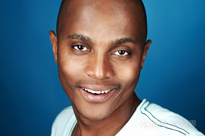 非洲黑人的男人微笑着