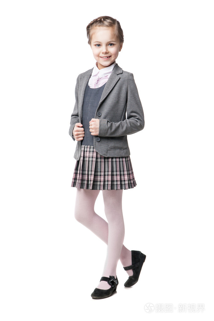 漂亮的小女孩穿着校服上白色隔离