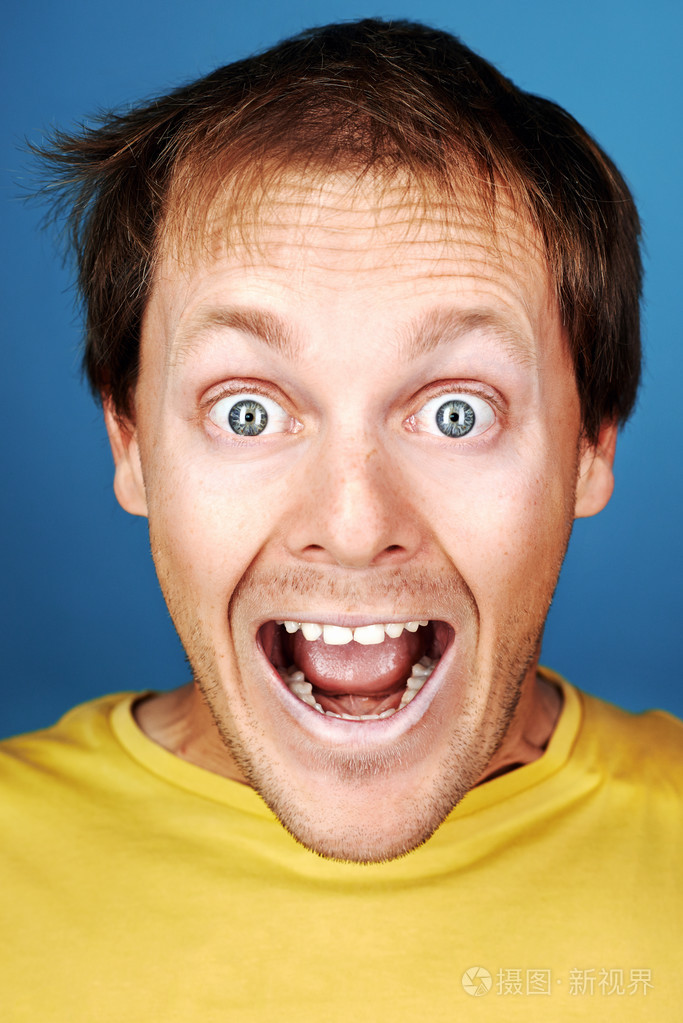 滑稽面孔的男人