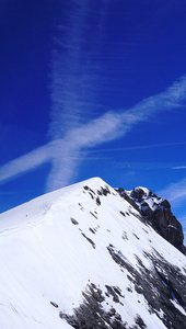 铁力士山白雪皑皑的山山顶垂直