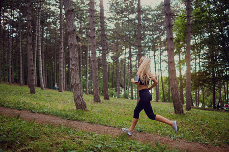 一个运动的女人穿过森林