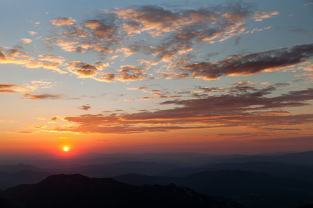 美丽多彩红色黄昏的夕阳在山中