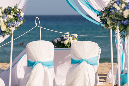 建立在沙滩上的婚礼