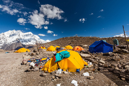 在高地的尼泊尔马纳斯卢峰山下的大本营