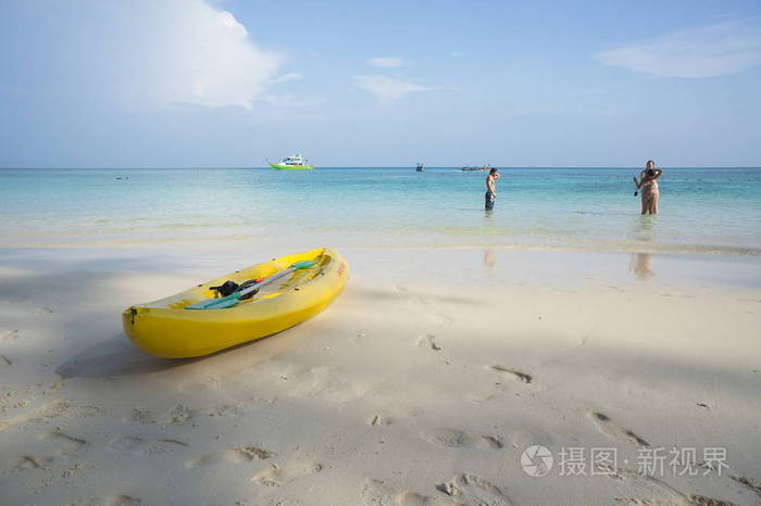 皮皮岛，泰国2014 年 1 月 4 日 A 黄色皮划艇谎言在沙滩，大海背景上