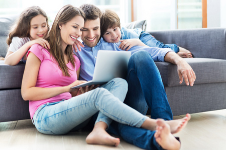 幸福的家庭与便携式计算机