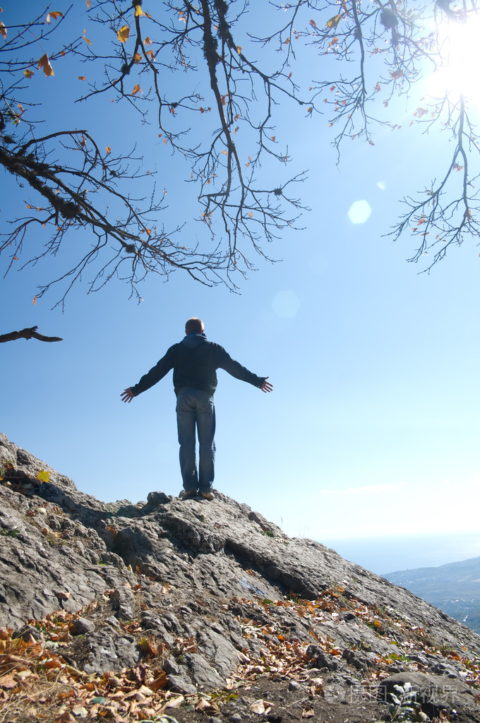 在山的山顶上的人