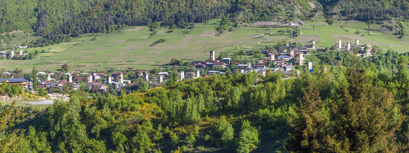 斯瓦涅季地区 G 高加索山脉的梅斯村庄的塔