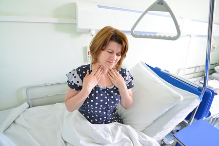 女性患者心绞痛在医院病房的床上