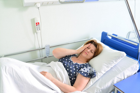 女病人在医院病房的床上躺着照片