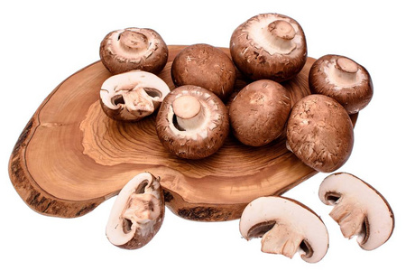 灰色的蘑菇香菇躺在木板的干燥油，白色背景上孤立