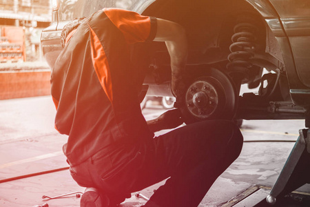 汽车修理工检查车轮图片