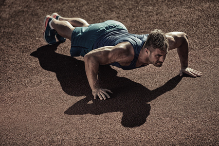 做俯卧撑肌肉帅哥照片