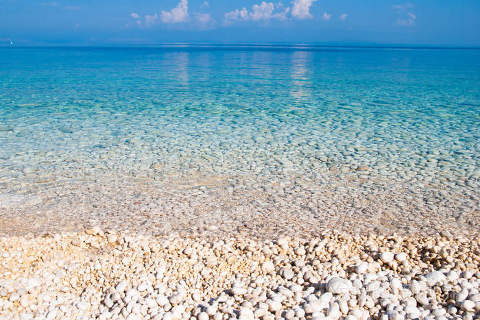 清澈透明的绿松石海水