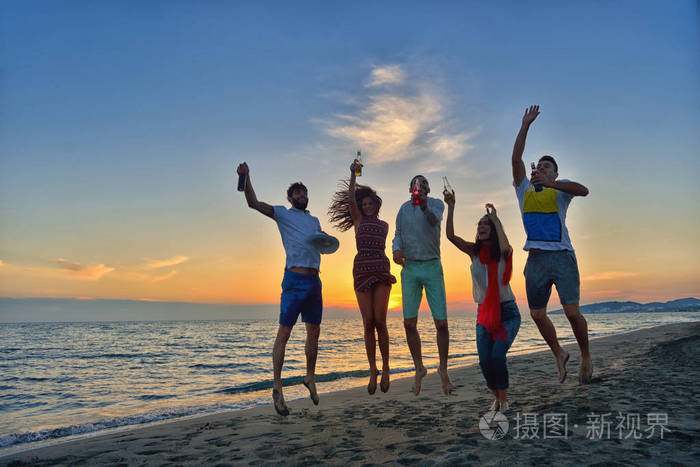 快乐的年轻人在海滩上