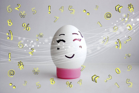 鸡蛋的笑脸单独概念的可爱的笑容