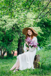 一束春天的花园里开满丁香花的红发女孩