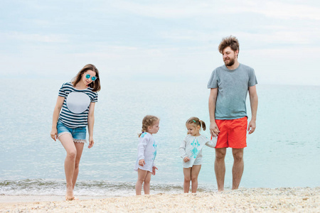 家庭度假家长和孩子们在海边夏季的一天