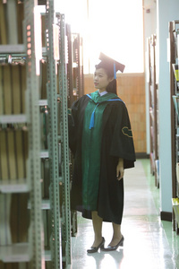 在毕业典礼那天女孩图片