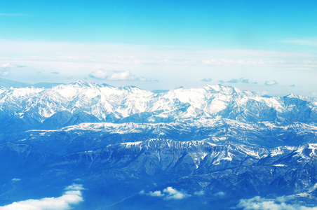 高山在冬天雪下