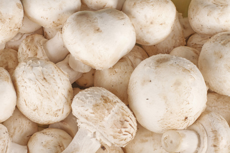 选择性聚焦.白蘑菇两个烤土豆配白盘子炒蘑菇汤.泰国汤.在白色的背