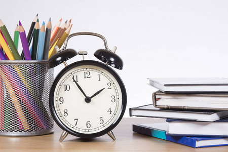 时钟和老式的书时间来学习,时钟, 铅笔和学校的书照片