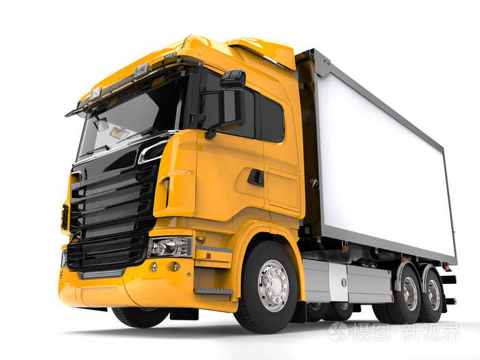 黄色现代重型运输卡车-低角度拍摄