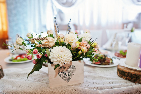梦幻般的花组成婚礼桌上铺设