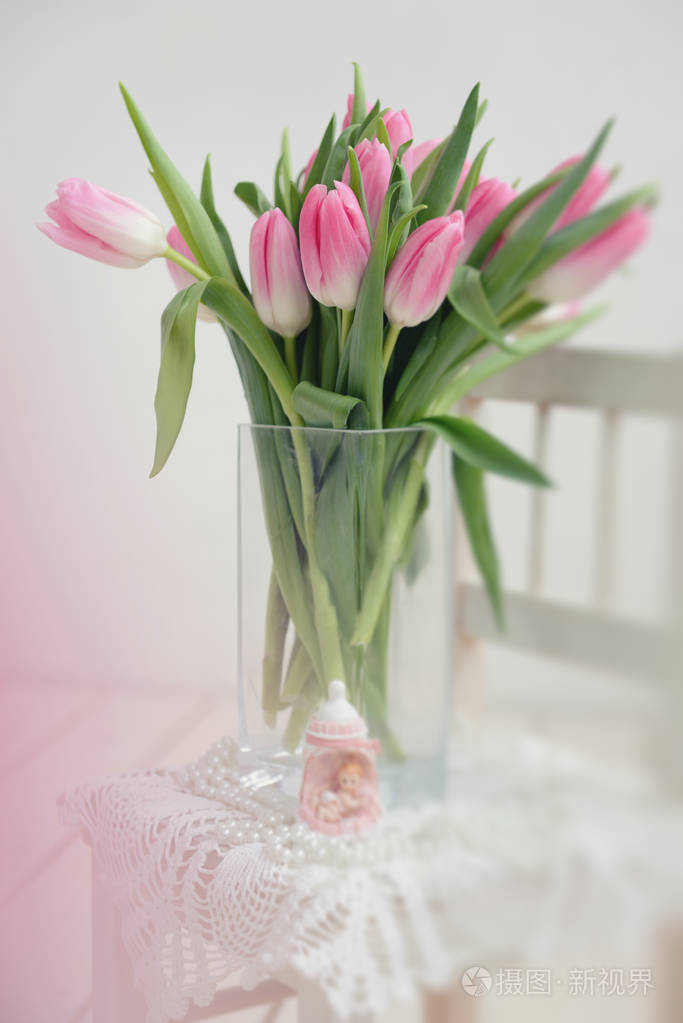 一束粉色郁金香插在花瓶里