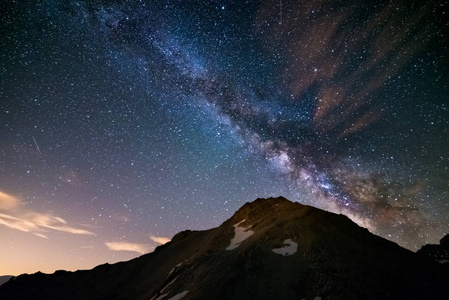 银河和满天星斗的天空，在对意大利的阿尔卑斯山，都灵省夏季捕获在高海拔的多彩发光核心