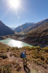 徒步旅行者是 climbig 到在高原上的喜马拉雅山马纳斯卢峰大本营