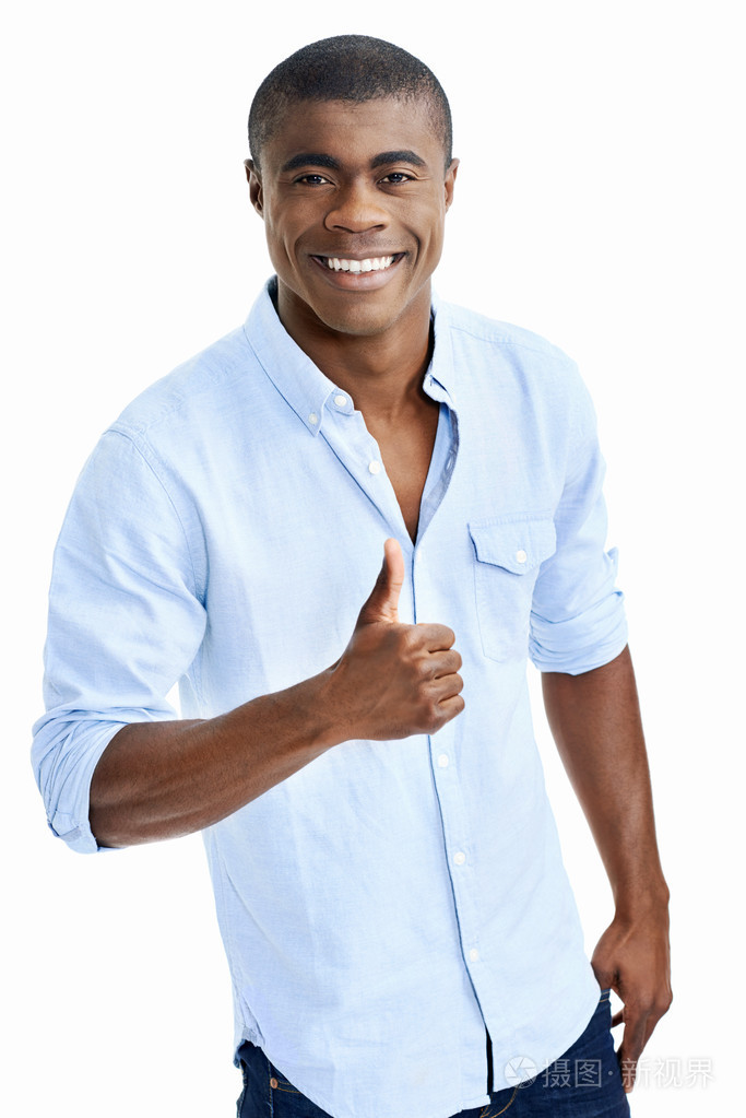 性格开朗的非洲人依竖起大拇指