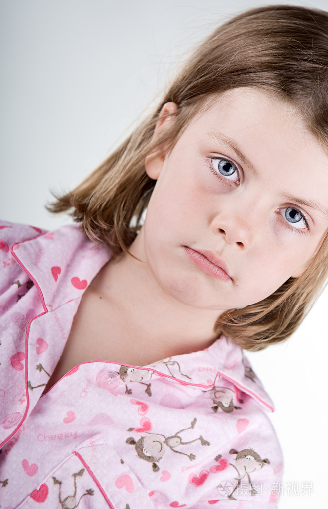 在她睡衣的金发儿童