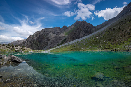 透明的高山湖泊