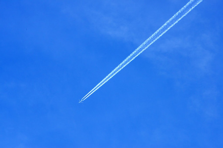 从一架飞机在蓝蓝的天空上留下的凝结痕迹