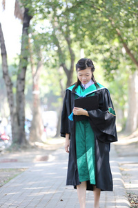 在毕业典礼那天女孩