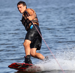 快乐的帅哥 wakesurfing