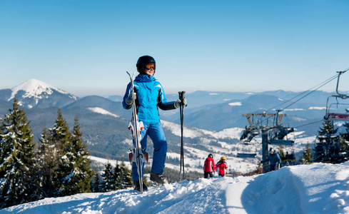 在冬季运动服女子滑雪
