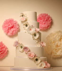 白色婚礼蛋糕与玫瑰